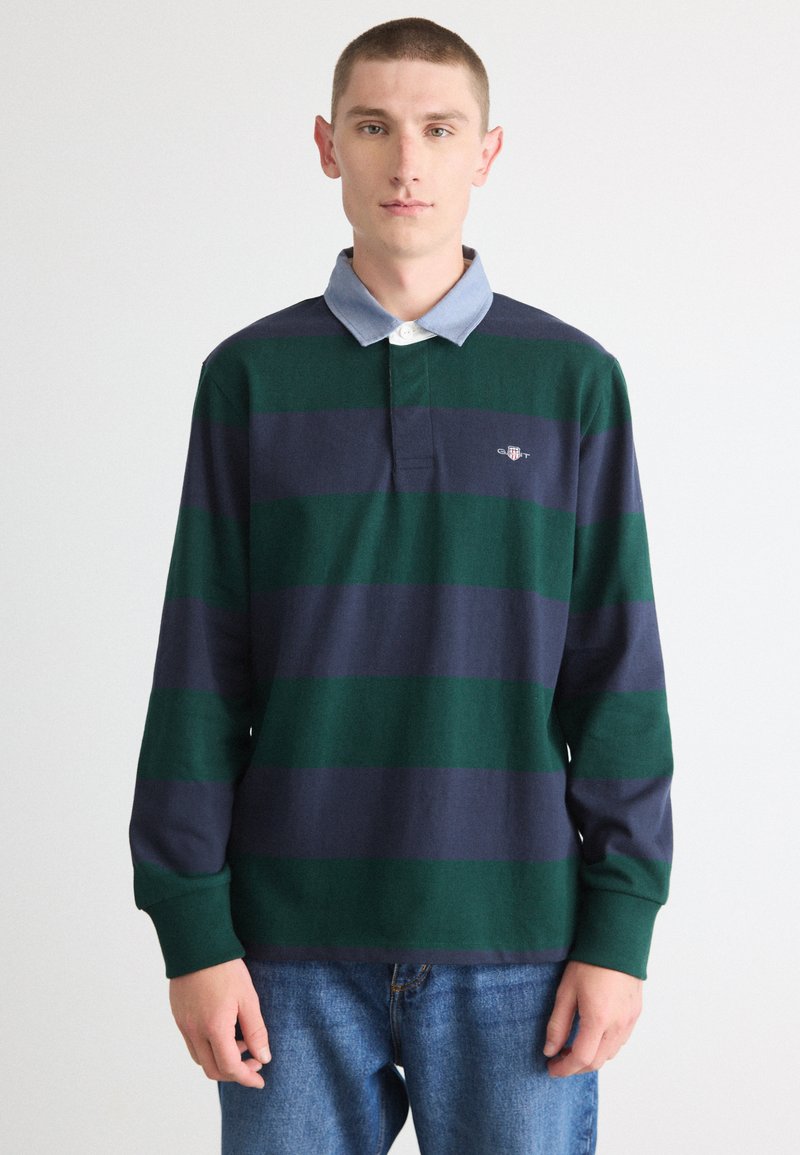 Polo a maniche lunghe con strisce orizzontali verde scuro e blu navy, colletto azzurro a contrasto e logo ricamato sul petto.