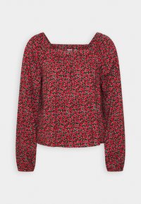 Blouse longue à manches longues à fleurs rouges avec un col carré. Présente de petites fleurs sur un fond noir, un tissu texturé et des manches bouffantes.