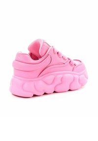 Masywne różowe sneakersy z teksturowaną podeszwą, zaokrągloną formą, wyprofilowanym kołnierzem i sznurowanym przodem. Posiadają gładkie i błyszczące akcenty.