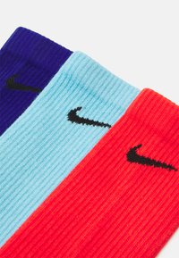 Nike Performance EVERYDAY PLUS CUSH CREW UNISEX 3 PACK - Meias desportivas - light crimson/black/blue chill/deep royal blue