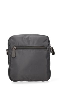 Borsa a tracolla grigia in nylon con tasca frontale con zip, forma quadrata, texture liscia e tracolla regolabile. Design semplice e minimalista.