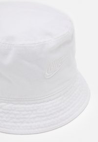 Nike Sportswear BUCKET UNISEX - Hatt - white/irdest