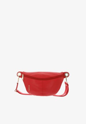 Sac banane en cuir rouge texturé avec une fermeture éclair dorée et une sangle réglable comportant des œillets métalliques ronds de chaque côté.