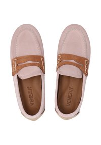 Růžové semišové loafery s hnědým semišovým akcentem a dekorativním prošíváním, s kulatou špičkou a plochou gumovou podrážkou.