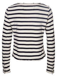 Camisa de manga larga con rayas horizontales en azul marino y crema, cuello redondo y detalles de costura expuesta. Incluye acentos de botones en las mangas.