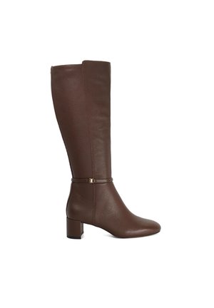 Bota alta de cuero marrón con tacón bajo y grueso y una correa decorativa alrededor del tobillo, vista de perfil sobre fondo blanco.