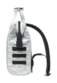 Silberner, gepolsterter Rucksack mit runder Form. Verfügt über schwarze Riemen, einen Rollverschluss und drei schwarze webbed Schlaufen auf der Vorderseite.