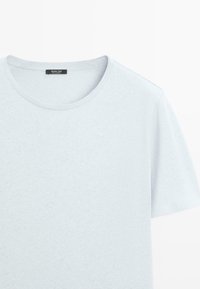 T-shirt bleu clair à manches courtes avec col rond, comportant une petite étiquette noire à l'intérieur du col indiquant "Massimo Dutti".