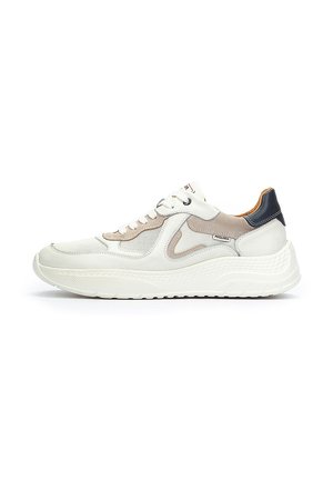 Zapatilla blanca que presenta una combinación de materiales de cuero y malla, con acentos grises, una entresuela texturizada y un talón oscuro contrastante.