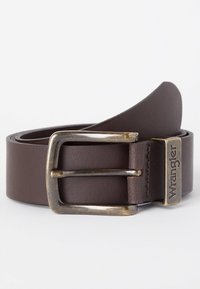 Dunkelbrauner Ledergürtel, zusammengerollt mit einer gealterten Messingschnalle und einem Metallring, graviert mit dem Markennamen Wrangler.
