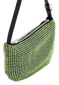 Borsa decorata con strass verdi, con una parte superiore e manico neri con zip, caratterizzata da un motivo a griglia e una superficie liscia.