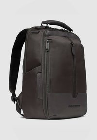 Zaino grigio scuro con esterno in nylon liscio, una tasca frontale con cerniera, spallacci imbottiti e una maniglia superiore per il trasporto.