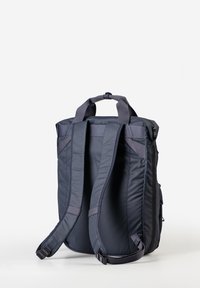 Dunkelblauer Rucksack mit rechteckiger Form, gepolstertem Rücken, verstellbaren Schultergurten und Tragegriffen oben. Verfügt über glattes Material und einen Reißverschluss.
