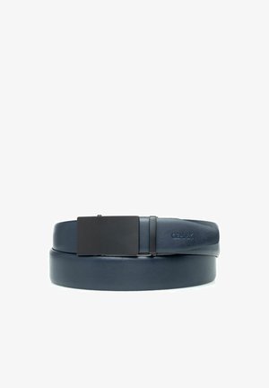 Czarny skórzany pasek z teksturowaną, prostokątną czarną klamrą, z wytłoczonym logo w pobliżu końca klamry.