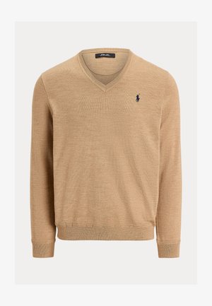 Suéter de hombre color beige con cuello en V, mangas largas y un pequeño logo oscuro de un jugador de polo en el lado izquierdo del pecho.