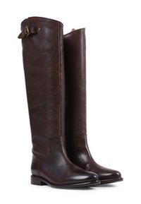 Bottes en cuir marron jusqu'au genou avec une texture lisse, un bout rond et un détail de boucle sur le côté. Semelle plate et silhouette simple.