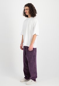 Alpha Industries LOGO - Nyomott mintás póló - white