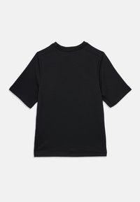 Enostavna črna majica s kratkimi rokavi in krožnim izrezom, ležijo ravno, s hrbtno stranjo proti beli podlagi.