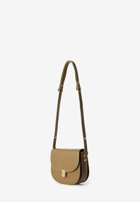 Sac bandoulière en simili cuir olive avec un rabat arrondi, une sangle ajustable et un design minimaliste. Éléments en métal doré.