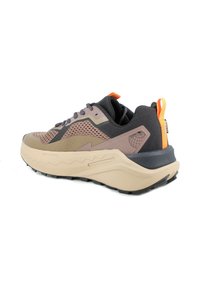 Scarpa da trekking con tomaia in rete grigio scuro, intersuola beige, suola in gomma, linguetta arancione sul tallone e motivo a zigzag sulla suola per la trazione.