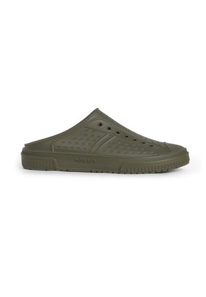Zapato de goma verde oliva tipo slip-on con agujeros de ventilación y suela texturizada, diseñado para uso casual y fácil de poner y quitar.