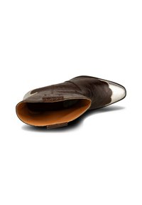 Bruna läderstövlar med krokodilpr präglad design, spetsig tå, vit accent på spetsen och en slät beige inredning.