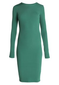 Långärmad, åtsittande klänning i en solid grön ribbad tyg. Rund halsringning, knähög, slät textur utan synliga mönster eller dekorationer.