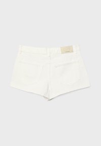 Short en denim blanc avec deux poches arrière et un patch logo beige sur la ceinture, sur un fond gris clair.