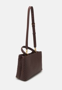 Borsa a tracolla in pelle marrone intrecciata di forma rettangolare, con tracolla regolabile, dettagli in metallo dorato e due manici superiori.