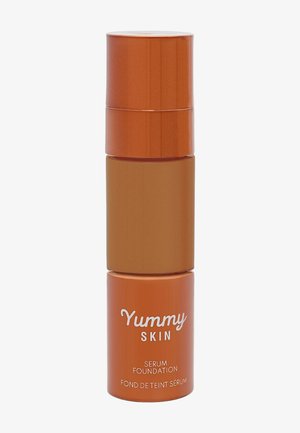 Danessa Myricks Beauty YUMMY SKIN SERUM FOUNDATION - Base de maquillaje - 17w