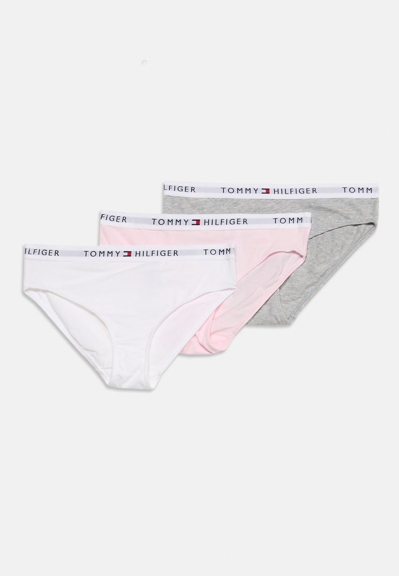Τρία ζευγάρια γυναικεία εσώρουχα Tommy Hilfiger στυλ μπικίνι σε λευκό, ροζ και γκρι με λωρίδες μέσης με λογότυπο.