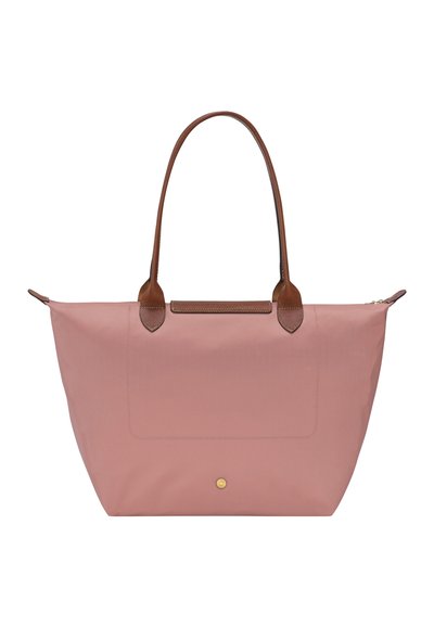 Rosa Tragetasche mit braunen Ledergriffen, rechteckige Form, mit einer Fronttasche und einem goldenen runden Akzent unten.