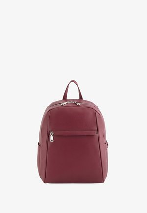 Bordeauxfarbene Leder-Rucksäcke mit strukturierter Oberfläche, runder Form, Oberhandgriff, vorderer Reißverschlusstasche und silberfarbenen Hardware-Akzenten.