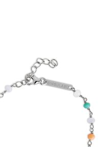 Bracciale in argento con perline multicolori in bianco, turchese e arancione, dotato di un'etichetta con la scritta "SINGULARU" e una chiusura.