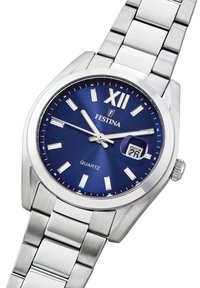 Armbandsur i rostfritt stål med kvartsverk, blå metallisk urtavla, silverfärgade timmarkörer, datumvisning och en länkad metalrem.
