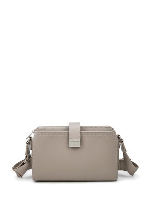 Borsa a tracolla in pelle grigio chiaro con tracolla regolabile, chiusura superiore con cerniera e pattina frontale con fibbia in metallo su sfondo bianco.