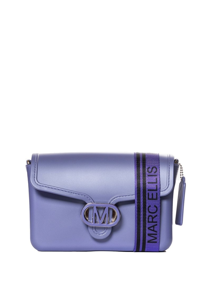 Borsa a tracolla viola in finta pelle con design a pattina, accentata da un logo metallico e una tracolla a strisce con il testo "MARC ELLIS".
