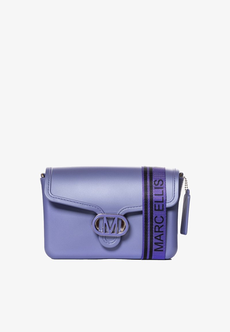Borsa a tracolla viola in finta pelle con design a pattina, accentata da un logo metallico e una tracolla a strisce con il testo "MARC ELLIS".