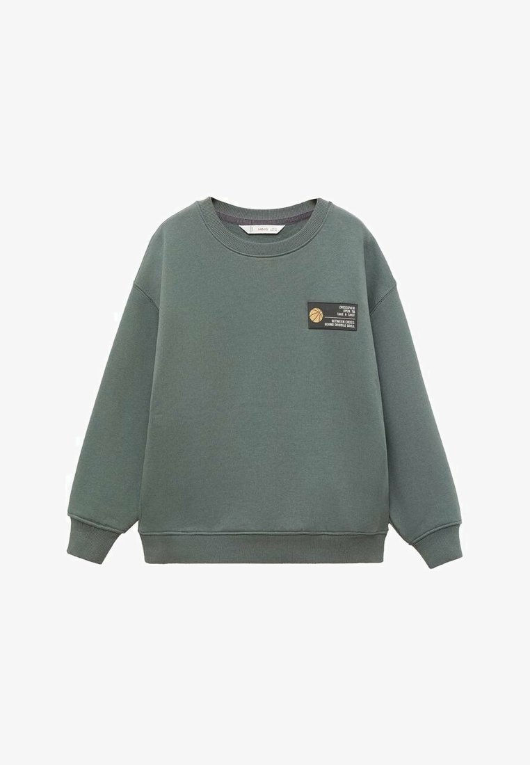 Vihreä collegepaita, joka on valmistettu pehmeästä kankaasta, jossa on pyöreä pääntie, joustavat hihansuut ja suorakulmainen päällyste, jossa on koripallografiikka ja teksti.