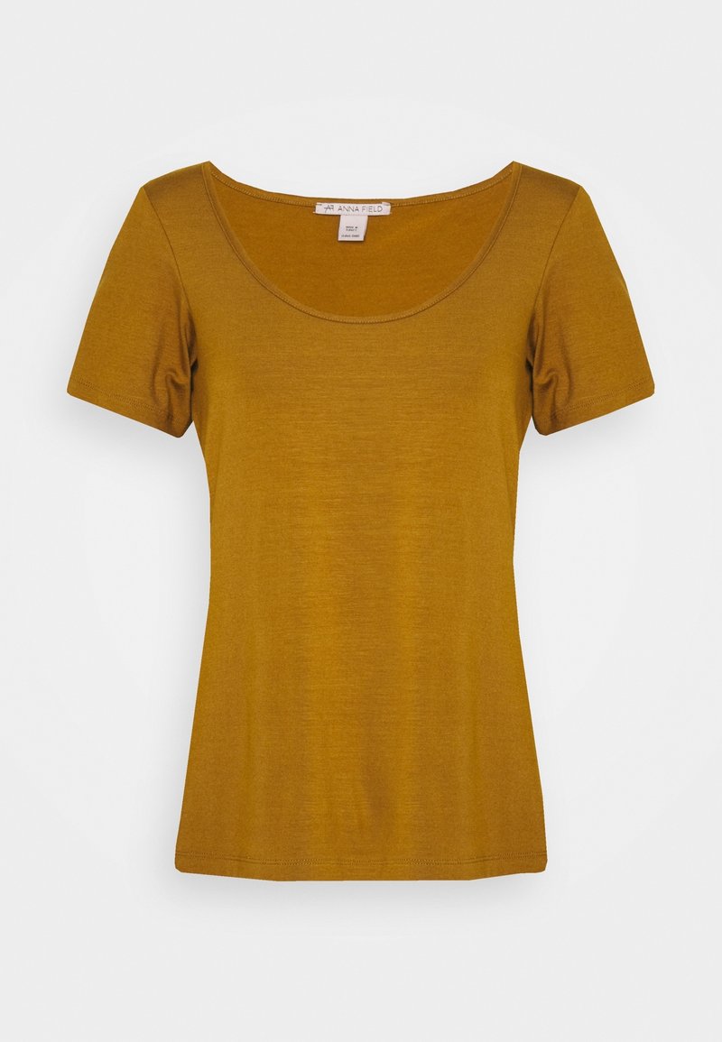 T-shirt ajusté jaune moutarde à manches courtes avec un large col rond, en tissu doux, présenté sur un fond blanc.