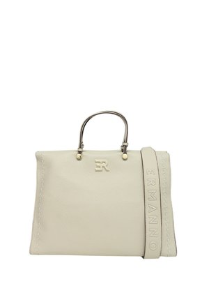 Borsa tote in pelle beige chiaro con due manici superiori. Presenta il logo del marchio impresso e dettagli cuciti su un lato. Texture liscia.