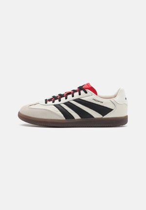 PREDATOR FREESTYLE INDOOR - Chaussures de foot en salle - off-white/core black/pure ruby