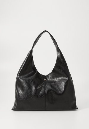 Sac à épaule en cuir noir brillant avec une large bandoulière et un petit bouton en métal au centre devant, présenté sur un fond blanc uni.