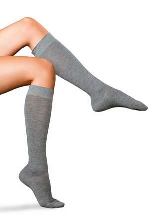 Calze grigie al ginocchio con una texture liscia, con polsini a coste e una forma aderente che si estende sopra il ginocchio, con rinforzo nella zona del tallone e delle dita.