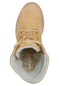 Botín negro de ante con forro de piel sintética beige, puntera redonda y ojales metálicos. Presenta un patrón decorativo en la plantilla y cordones beige.