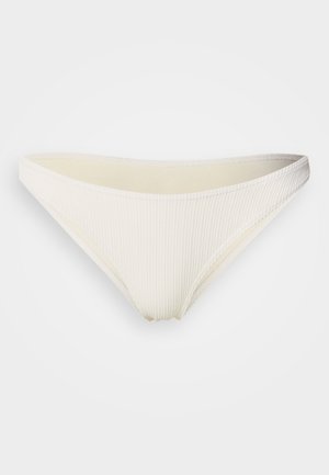 Bas de bikini blanc côtelé avec une coupe taille basse, une texture lisse et des fines bretelles latérales. Aucun motif ni accessoire visible.