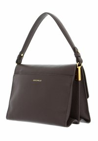 Borsa a spalla in pelle marrone con design strutturato, manico corto e hardware dorato. Presenta il nome del marchio impresso sul davanti.