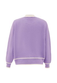 Fialový strukturovaný svetr s tkaným vzorem, kulatým výstřihem a bílými žebrovanými manžetami a lemem. Uvolněný střih s kleslými rameny.