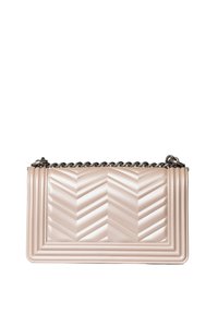Borsa a tracolla in pelle rosa trapuntata con motivo a zigzag, forma rettangolare e tracolla in metallo argentato. Texture liscia con cuciture dettagliate.
