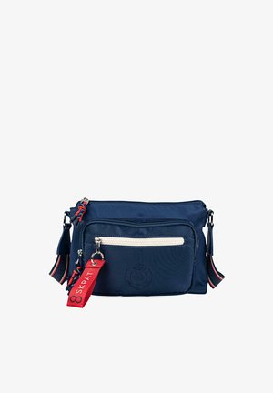 Bolso bandolera de nylon azul marino con cremallera blanca, bolsillo frontal, etiqueta roja y detalles en negro. Cuenta con una correa ajustable y detalle de logo. Diseño compacto.